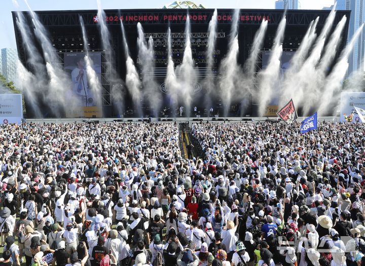 [인천=뉴시스] 김동영 기자 =  4일 오후 인천 연수구 송도달빛축제공원에서 열린 '2024 인천펜타포트 락 페스티벌'에서 일렉트로닉 듀오 글렌체크(Glen Check)의 공연에 팬들이 열광하고 있다. 2024.08.04. dy0121@newsis.com