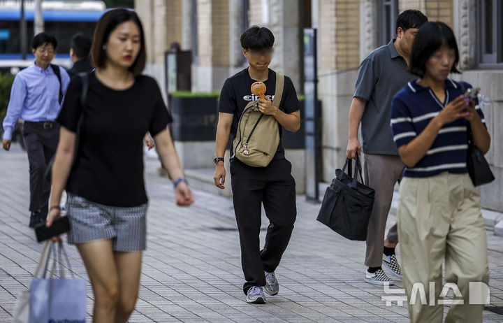 [서울=뉴시스] 정병혁 기자 = 덥고 습한 날씨가 이어진 지난 5일 서울 종로구 세종대로에서 얇은 옷차림을 한 시민들이 이동하고 있다. 2024.08.05. jhope@newsis.com