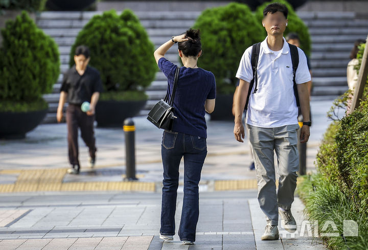 [서울=뉴시스] 정병혁 기자 = 지난 5일 서울 종로구 세종대로에서 얇은 옷차림을 한 시민들이 이동하고 있다. 2024.08.05. jhope@newsis.com