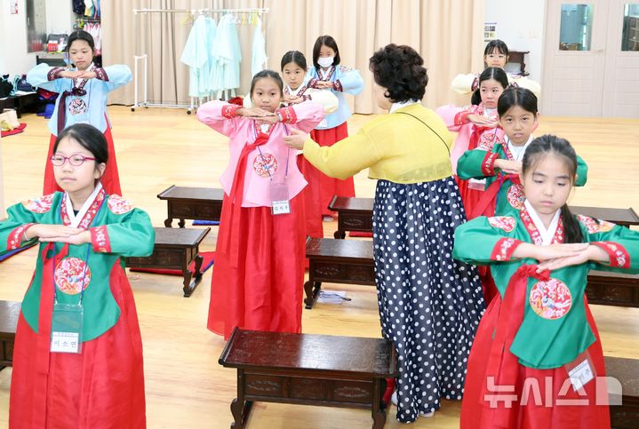 [부산=뉴시스] 하경민 기자 = 초등학생 여름방학 전통문화 체험교실이 열린 5일 부산 동래구 충렬사 안락서원 교육회관에서 초등학생들이 한복을 입은 채 전통예절을 배우고 있다.  9일까지 열리는 이번 전통문화 체험교실에는 동래교육지원청 산하 초등학교 4~6학년 학생 40여 명이 참가한 가운데 인성교육, 서당체험, 성역지 탐방, 민속놀이 등을 진행한다. 2024.08.05. yulnetphoto@newsis.com