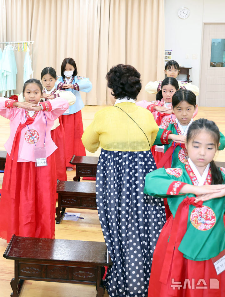 [부산=뉴시스] 하경민 기자 = 초등학생 여름방학 전통문화 체험교실이 열린 5일 부산 동래구 충렬사 안락서원 교육회관에서 초등학생들이 한복을 입은 채 전통예절을 배우고 있다.  9일까지 열리는 이번 전통문화 체험교실에는 동래교육지원청 산하 초등학교 4~6학년 학생 40여 명이 참가한 가운데 인성교육, 서당체험, 성역지 탐방, 민속놀이 등을 진행한다. 2024.08.05. yulnetphoto@newsis.com