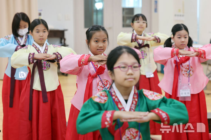 [부산=뉴시스] 하경민 기자 = 초등학생 여름방학 전통문화 체험교실이 열린 5일 부산 동래구 충렬사 안락서원 교육회관에서 초등학생들이 한복을 입은 채 전통예절을 배우고 있다.  9일까지 열리는 이번 전통문화 체험교실에는 동래교육지원청 산하 초등학교 4~6학년 학생 40여 명이 참가한 가운데 인성교육, 서당체험, 성역지 탐방, 민속놀이 등을 진행한다. 2024.08.05. yulnetphoto@newsis.com