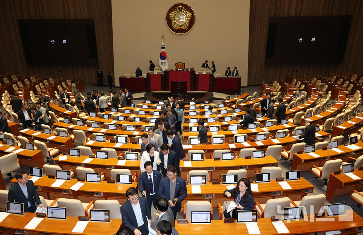 [서울=뉴시스] 고승민 기자 = 더불어민주당 등 야당 의원들이 지난 5일 서울 여의도 국회에서 열린 제417회국회(임시회) 제1차 본회의에서 산회 후 회의장을 나서고 있다. 2024.08.05. kkssmm99@newsis.com