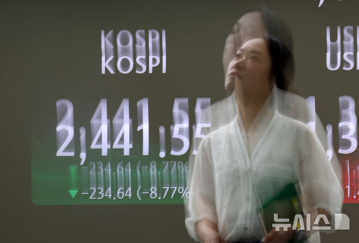 [서울=뉴시스] 김명년 기자 = 코스피가 전 거래일(2776.19)보다 234.64포인트(8.77%) 하락한 2441.55에 장을 마친 5일 오후 서울 중구 하나은행 딜링룸에서 딜러들이 업무를 보고 있다. 코스닥 지수는 전 거래일(779.33)보다 88.05포인트(11.30%) 내린 691.28에 거래를 종료했다. 2024.08.05. kmn@newsis.com