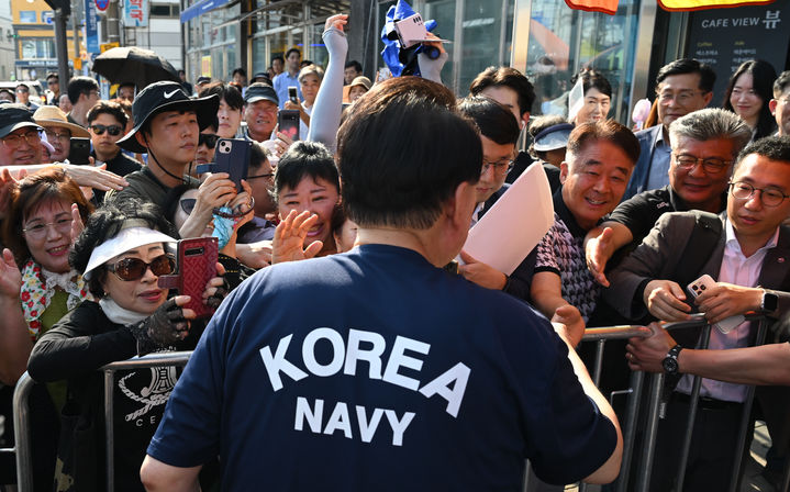 [서울=뉴시스]  조수정 기자 = 윤석열 대통령이 휴가 첫날인 5일 경남 통영중앙시장을 방문, 시민 및 상인들과 인사나누고 있다. (사진=대통령실 제공) 2024.08.05. photo@newsis.com *재판매 및 DB 금지