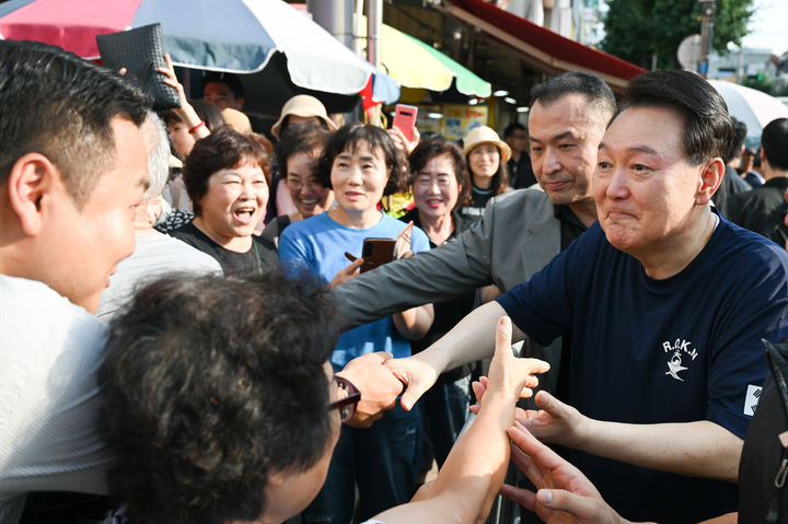 [서울=뉴시스]  조수정 기자 = 윤석열 대통령이 휴가 첫날인 5일 경남 통영중앙시장을 방문, 시민 및 상인 등과 인사나누고 있다. (사진=대통령실 제공) 2024.08.05. photo@newsis.com *재판매 및 DB 금지