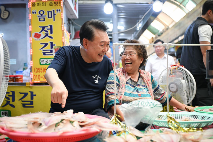 [서울=뉴시스]  조수정 기자 = 윤석열 대통령이 휴가 첫날인 5일 경남 통영중앙시장을 방문, 반건조 생선 상인과 대화하고 있다. (사진=대통령실 제공) 2024.08.05. photo@newsis.com *재판매 및 DB 금지