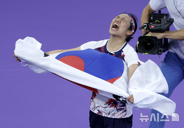 [파리=뉴시스] 최동준 기자 = 안세영이 5일(현지시각) 프랑스 파리 아레나 포르트 드 라샤펠에서 열린 2024 파리 올림픽 배드민턴 단식 결승 중국 허빙자오와 경기에서 승리하며 금메달을 확정한 뒤 기뻐하고 있다. 2024.08.05. photocdj@newsis.com