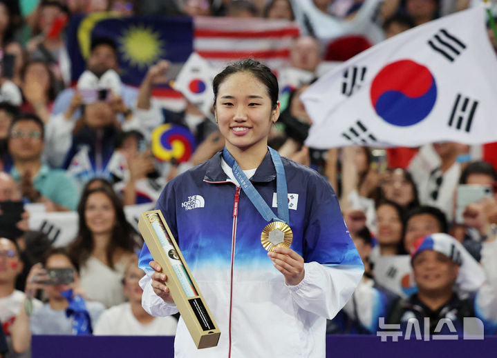 [파리=뉴시스] 김진아 기자 = 안세영이 5일(현지시각) 프랑스 파리 아레나 포르트 드 라샤펠에서 열린 2024 파리 올림픽 배드민턴 단식 시상식에서 금메달을 목에 걸고 기뻐하고 있다. 2024.08.05. bluesoda@newsis.com