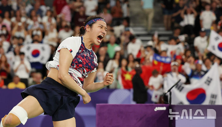 [파리=뉴시스] 김진아 기자 = 안세영이 5일(현지시각) 프랑스 파리 아레나 포르트 드 라샤펠에서 열린 2024 파리 올림픽 배드민턴 단식 결승 중국 허빙자오와 경기에서 승리하며 금메달을 확정한 뒤 기뻐하고 있다. 2024.08.05. bluesoda@newsis.com