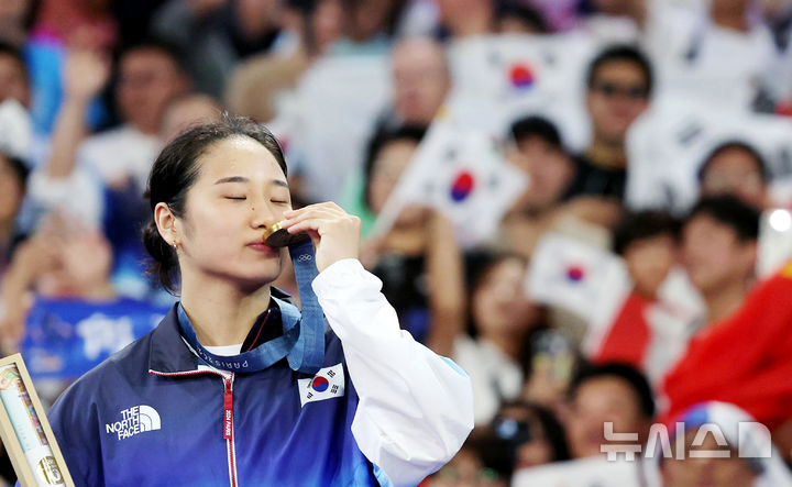 [파리=뉴시스] 김진아 기자 = 안세영이 5일(현지시각) 프랑스 파리 아레나 포르트 드 라샤펠에서 열린 2024 파리 올림픽 배드민턴 단식 시상식에서 금메달에 입을 맞추고 있다. 2024.08.05. bluesoda@newsis.com