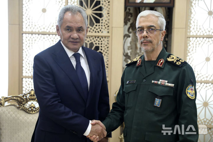 [테헤란=AP/뉴시스] 세르게이 쇼이구(왼쪽) 러시아 국가안보회의 서기가2024년 8월 5일 이란 테헤란을 방문해서 모하마드 바게리 이란군 참모총장과 회담에 앞서 악수하는 장면. 쇼이구는 현재 악화되고 있는 이란 폭동 사태에 대해 1월 12일 이란의 라자리니 최고국가안보회의 서기와 통화하며 "외세 개입"을 비난했다.&nbsp; 2026. 01.13. 