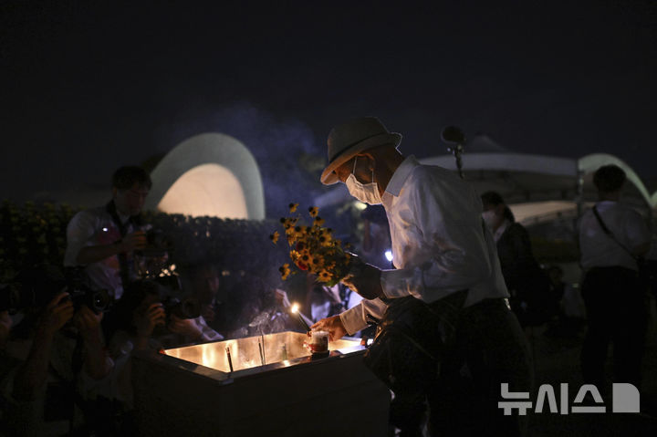 [히로시마=AP/뉴시스] 지난해 8월 6일 일본 히로시마의 평화기념공원에서 한 남성이 원폭 투하 79주년을 맞아 원폭 희생자 위령식이 열리기 전 추모비에 분향하고 있다. 태평양전쟁 중이던 1945년 8월 6일 미국은 인류 최초로 히로시마에 원자폭탄을 투하했고 9일엔 나가사키에 투하해 일본의 항복을 받아냈다. 2025.08.04.