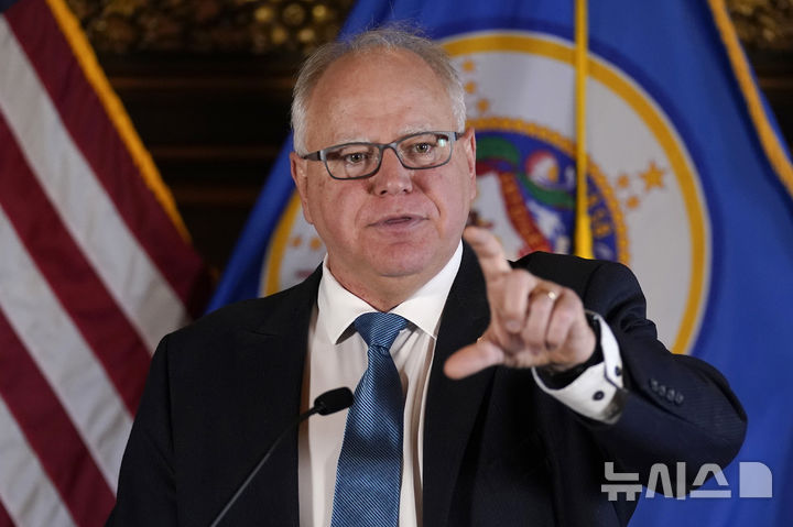 FILE - Minnesota Gov. Tim Walz speaks to the media, Nov. 9, 2022, in St. Paul, Minn. Minnesota.  (AP Photo/Abbie Parr, File)[세인트폴=AP/뉴시스]6일(현지시각) 미국 민주당 대선 부통령 후보로 발표된 팀 월즈 미네소타 주지사가 2022년 11월9일 미네소타주 세인트폴에서 열린 기자간담회에서 발언하고 있다. 2024.08.07.