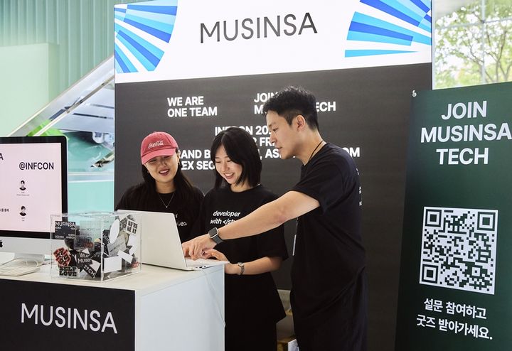 무신사 부스에서 채용담당자들이 의견을 나누고 있는 모습.(사진=무신사 제공) *재판매 및 DB 금지