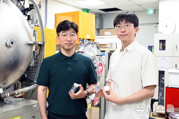[창원=뉴시스]한국재료연구원 나노재료연구본부 책임연구원 김경태(왼쪽) 박사와 논문 제1저자 정수호 선임연구원이 개발한 n형 열전반도체 분말소재(왼쪽부터), 웨이퍼, 열전발전소자를 들고 포즈를 취하고 있다. (사진=한국재료연구원 제공)2024.08.06. photo@newsis.com