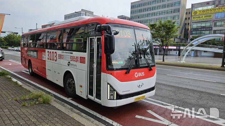 [안산=뉴시스] 안산 본오동 정비단지와 성남 판교테크노밸리(나라기록관)을 운행하는 3103번 직행버스(사진=안산시 제공)2024.08.06.photo@newsis.com