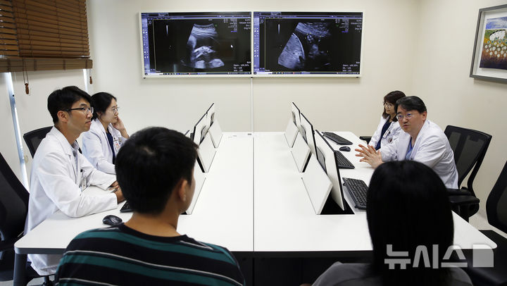 [서울=뉴시스]고려대안암병원 고위험 산모·신생아 통합치료센터는 태아 검사에서 발견된 이상에 대한 적극적인 치료를 통해 건강한 출산을 가능하게 하는 ‘고위험 태아 다학제 진료’를 실시하고 있다. (사진= 고려대안암병원 제공) 2024.08.06. photo@newsis.com. 