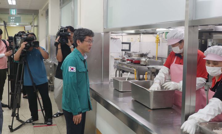 [울산=뉴시스] 울산 천상중학교 급식실을 방문한 천창수 울산교육감 (울산시교육청 제공) *재판매 및 DB 금지