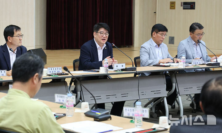 [전주=뉴시스]윤난슬 기자 = 농촌진흥청은 6일 본청에서 농업인 단체장과 농촌진흥사업 추진 방향을 공유하고 농업 현안 해결을 위한 소통 간담회를 열었다고 밝혔다.2024.08.06.(사진=농진청 제공)