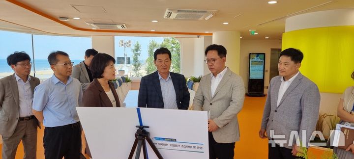 [전주=뉴시스] 최병관 전북자치도 행정부지사(오른쪽 두 번째)가 6일 부안군의 워케이션 거점센터인 변산과 줄포만 노을빛 정원 등을 방문해 시설 및 운영프로그램을 점검하고 있다. 2024.08.06 *재판매 및 DB 금지