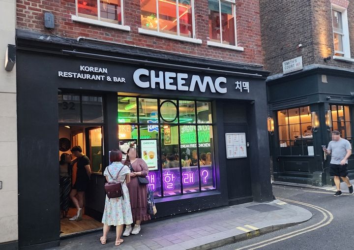 [런던=뉴시스] 주동일 기자 = 7월 영국 소호거리 인근 CHEEMAC(치맥) 매장. 2024.07.25 *재판매 및 DB 금지