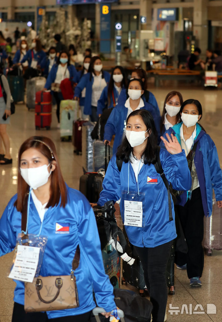 [인천공항=뉴시스] 공항사진기자단 = 외국인 가사관리사 시범사업에 참여하는 필리핀인 가사관리사들이 6일 오전 인천국제공항을 통해 입국하고 있다. 2024.08.06. photo@newsis.com