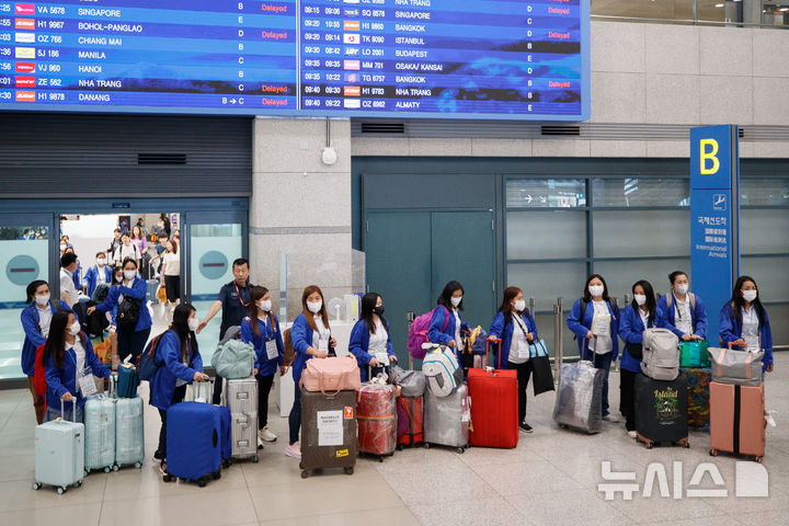 [인천공항=뉴시스] 공항사진기자단 = 외국인 가사관리사 시범사업에 참여하는 필리핀인 가사관리사들이 지난달 6일 오전 인천국제공항을 통해 입국하고 있다. 2024.08.06. photo@newsis.com