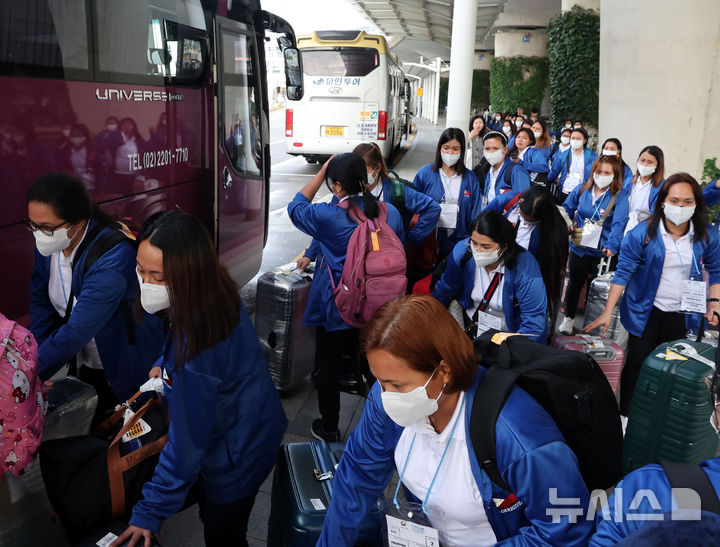 [인천공항=뉴시스] 공항사진기자단 = 외국인 가사관리사 시범사업에 참여하는 필리핀인 가사관리사들이 6일 오전 인천국제공항을 통해 입국해 버스에 탑승하고 있다. 2024.08.06. photo@newsis.com