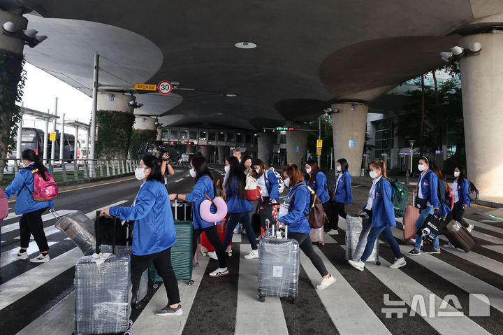 [인천공항=뉴시스] 공항사진기자단 = 지난 추석 연휴에 숙소를 나간 뒤 연락이 두절됐던 필리핀 출신 가사관리사(가사도우미) 2명이 강제 출국 조치됐다. 사진은 외국인 가사관리사 시범사업에 참여하는 필리핀인 가사관리사들이 지난 8월 인천국제공항을 통해 입국해 버스로 이동하고 있는 모습. 2024.08.06. (사진=뉴시스DB)