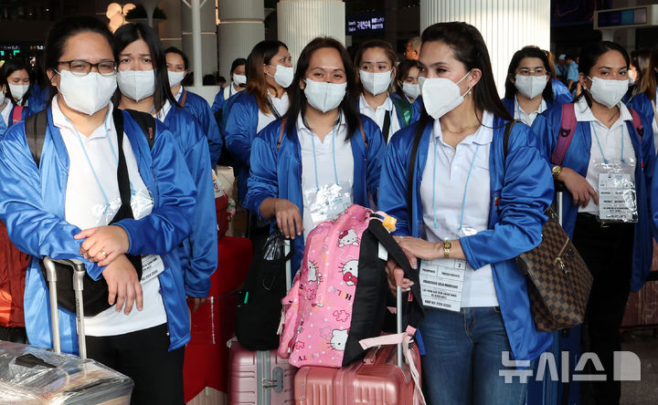 [인천공항=뉴시스] 공항사진기자단 = 외국인 가사관리사 시범사업에 참여하는 필리핀인 가사관리사들이 지난 6일 오전 인천국제공항을 통해 입국해 버스로 이동하고 있다. 2024.08.06. photo@newsis.com