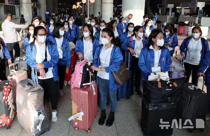 [인천공항=뉴시스] 공항사진기자단 = 외국인 가사관리사 시범사업에 참여하는 필리핀인 가사관리사들이 6일 오전 인천국제공항을 통해 입국해 버스로 이동하고 있다. 2024.08.06. photo@newsis.com