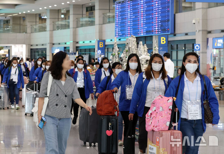 [인천공항=뉴시스] 공항사진기자단 = 외국인 가사관리사 시범사업에 참여하는 필리핀인 가사관리사들이 지난해 8월6일 오전 인천국제공항을 통해 입국하고 있다. 2024.08.06. photo@newsis.com