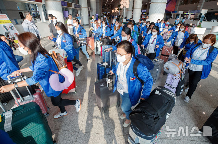 [인천공항=뉴시스] 공항사진기자단 = 외국인 가사관리사 시범사업에 참여하는 필리핀인 가사관리사들이 6일 오전 인천국제공항을 통해 입국하고 있다. 2024.08.06. photo@newsis.com