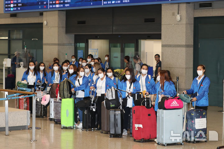 [인천공항=뉴시스] 공항사진기자단 = 외국인 가사관리사 시범사업에 참여하는 필리핀인 가사관리사들이 6일 오전 인천국제공항을 통해 입국하고 있다. 2024.08.06. photo@newsis.com