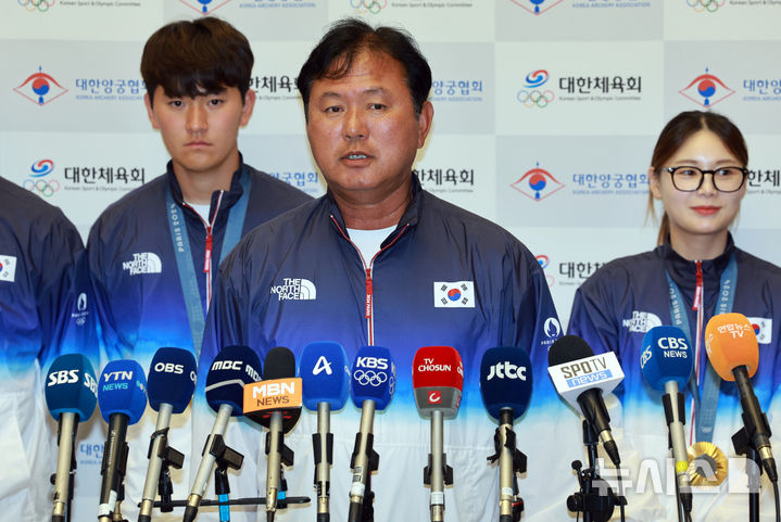 [인천공항=뉴시스] 고범준 기자 = 2024 파리 올림픽 전 종목에서 금메달을 5개나 휩쓸며 대기록을 달성한 홍승진 총감독이 6일 오전 인천국제공항 제2여객터미널을 통해 귀국해 취재진 질문에 답변하고 있다. 2024.08.06. bjko@newsis.com