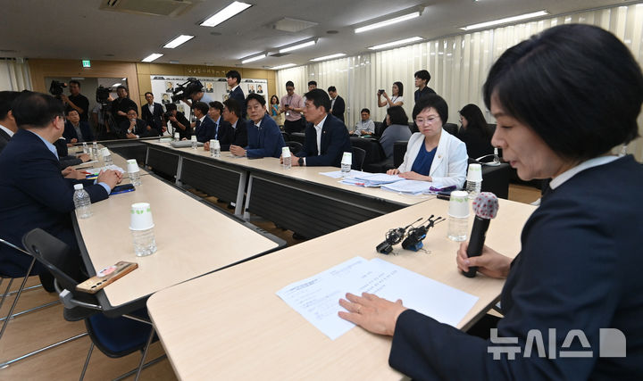 [과천=뉴시스] 김금보 기자 = 더불어민주당 과학기술정보방송통신위원회 최민희 위원장, 김현 간사 등 국회 과방위 야당 의원들이 6일 경기 과천시 정부과천청사 방송통신위원회에서 KBS 이사 및 방문진 이사 선임 과정 불법성 검증을 하고 있다. (공동취재) 2024.08.06. photo@newsis.com