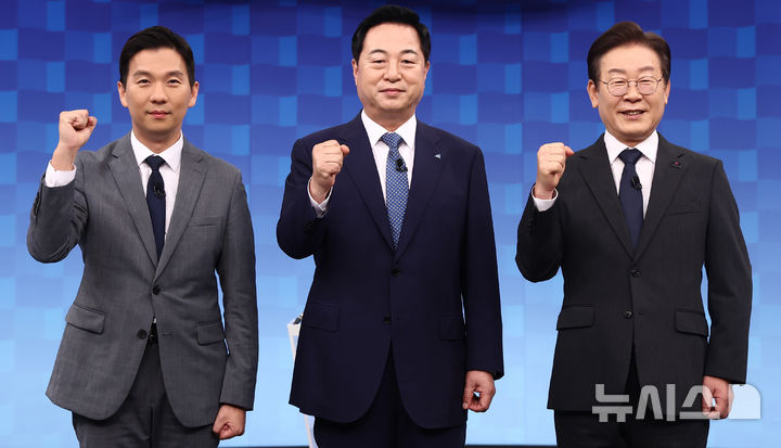 [서울=뉴시스] 국회사진기자단 = 김지수(왼쪽부터), 김두관, 이재명 더불어민주당 대표 후보가 6일 서울 양천구 SBS 목동스튜디오에서 열린 더불어민주당 당대표 후보 방송토론회에서 기념촬영을 하고 있다. 2024.08.06. photo@newsis.com