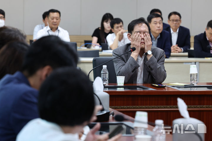 [과천=뉴시스] 김금보 기자 = 김태규 방송통신위원회 위원장 직무대행이 6일 오후  경기도 과천시 정부과천청사 방송통신위원회에서 열린 더불어민주당 소속 과학기술정보방송통신위원회 위원들의 'KBS 이사 및 방문진 이사 선임 과정 불법성 검증'에서 마른세수를 하고 있다. 2024.08.06. kgb@newsis.com