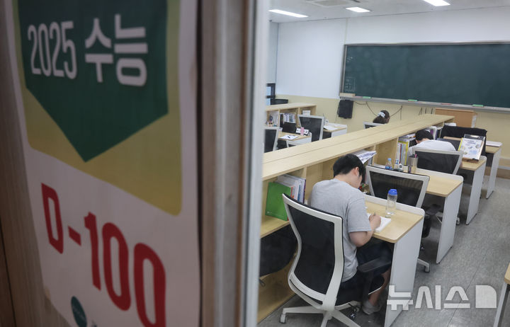 [서울=뉴시스] 황준선 기자 = 2025학년도 대학수학능력시험(수능)을 100일 앞둔 6일 서울 마포구 종로학원 강북본원에서 학생들이 공부를 하고 있다. 2024.08.06. hwang@newsis.com