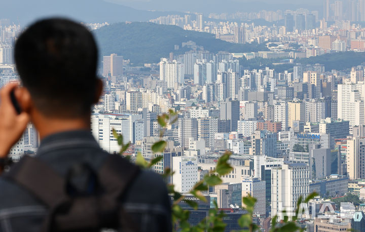 [서울=뉴시스] 황준선 기자 = 한국부동산원에 따르면 지난 6월 서울 아파트 매매 건수는 신고일 기준으로 총 6150건으로 전달에 비해 18.6% 늘었다. 사진은 이날 서울 남산에서 바라본 아파트 밀집 지역의 모습. 2024.08.07. hwang@newsis.com