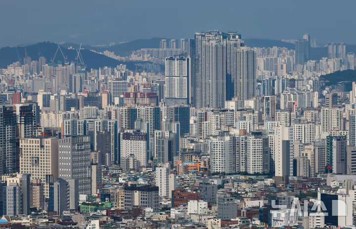 [서울=뉴시스] 황준선 기자 = 사진은 지난 6일 서울 남산에서 바라본 아파트 밀집 지역의 모습. 2024.08.06. hwang@newsis.com