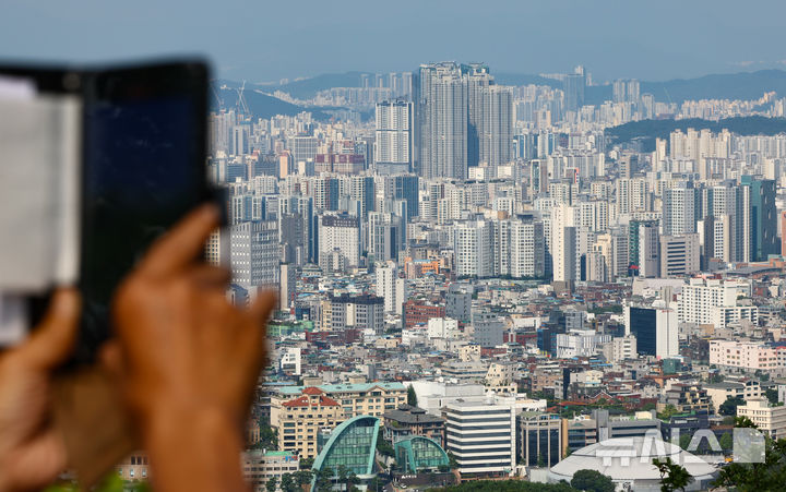 [서울=뉴시스] 황준선 기자 = 6일 한국부동산원에 따르면 지난 6월 서울 아파트 매매 건수는 신고일 기준으로 총 6천150건으로 전달에 비해 18.6% 늘었다. 이 중 서울 지역 외 거주자가 서울 아파트를 매수한 사례가 총 1천396건으로 전달에 비해 31.3% 늘어나 2020년 12월(1천831건) 이후 3년 6개월 만에 가장 많은 것으로 나타났다. 사진은 이날 서울 남산에서 바라본 아파트 밀집 지역의 모습. 2024.08.06. hwang@newsis.com