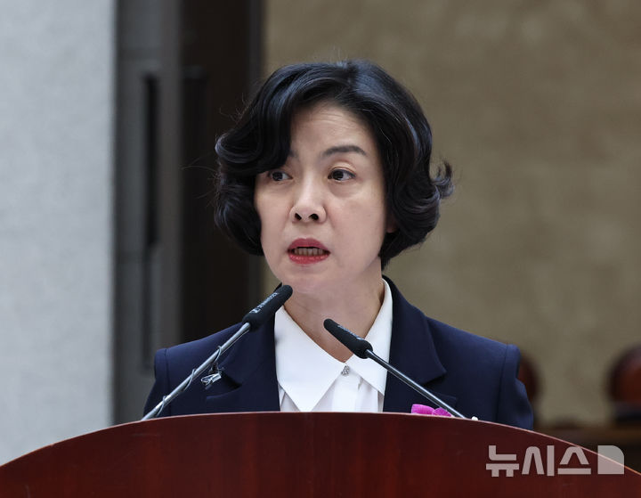 [서울=뉴시스] 김금보 기자 = 이숙연 신임 대법관이 6일 오후 서울 서초구 대법원에서 열린 취임식에서 취임사를 하고 있다. 2024.08.06. kgb@newsis.com