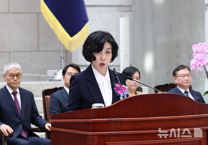 [서울=뉴시스] 김금보 기자 = 이숙연 신임 대법관이 지난해 8월6일 오후 서울 서초구 대법원에서 열린 취임식에서 취임사를 하고 있다. 2024.08.06. kgb@newsis.com
