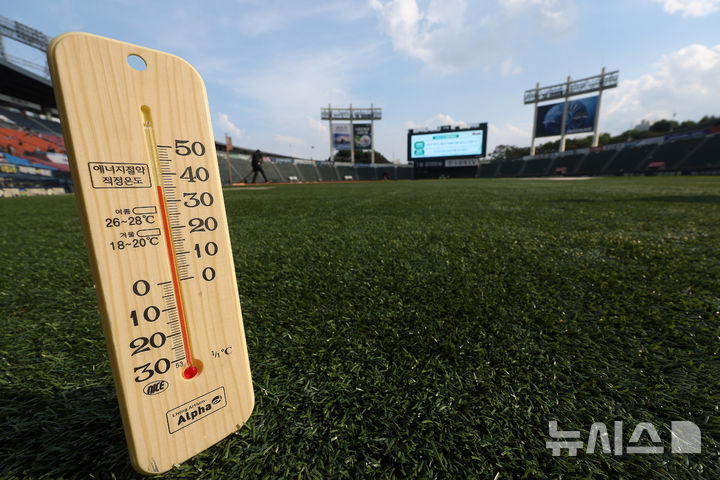 [서울=뉴시스] 김명년 기자 = 지난 6일 오후 서울 송파구 잠실야구장에서 온도계의 수은주가 35도를 나타내고 있다. 2024.08.06. kmn@newsis.com