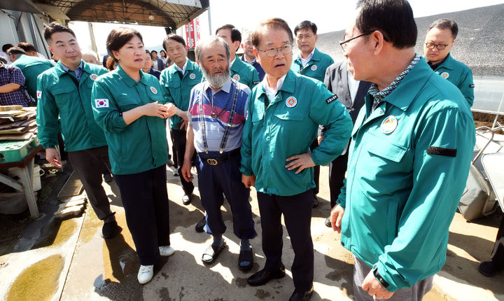 [서울=뉴시스] 홍효식 기자 = 이정식 고용노동부 장관과 송미령 농림축산식품부 장관이 6일 충북 충주시 소재 농가를 방문해 폭염 대비 온열질환 예방 상황을 점검하고 있다. (사진=고용노동부 제공) 2024.08.06. photo@newsis.com *재판매 및 DB 금지