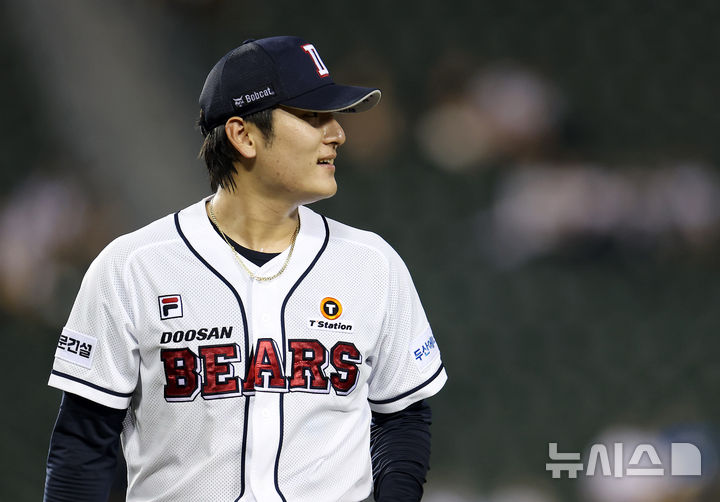 [서울=뉴시스] 김명년 기자 = 지난달 6일 오후 서울 송파구 잠실야구장에서 열린 프로야구 2024 신한 SOL 뱅크 KBO리그 두산 베어스와 LG 트윈스의 경기, 4회초 만루 위기를 이겨내고 이닝을 마친 두산 곽빈이 더그아웃으로 향하고 있다. 2024.08.06. kmn@newsis.com