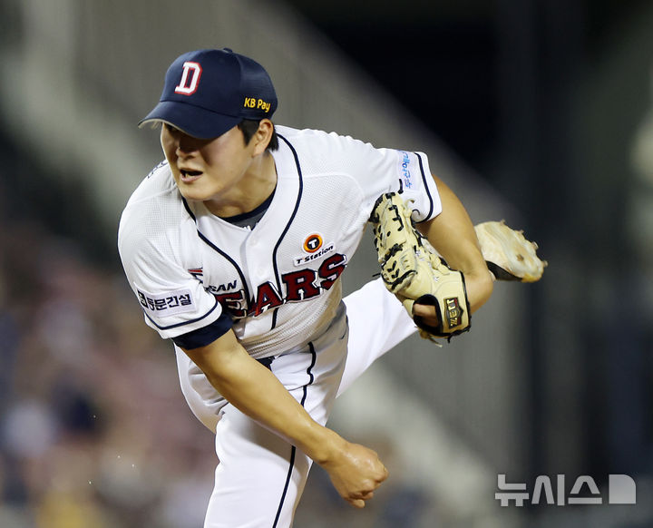 [서울=뉴시스] 김명년 기자 = 지난해 8월6일 오후 서울 송파구 잠실야구장에서 열린 프로야구 2024 신한 SOL 뱅크 KBO리그 두산 베어스와 LG 트윈스의 경기, 8회초 두산 마무리 김택연이 역투하고 있다. 2024.08.06. kmn@newsis.com
