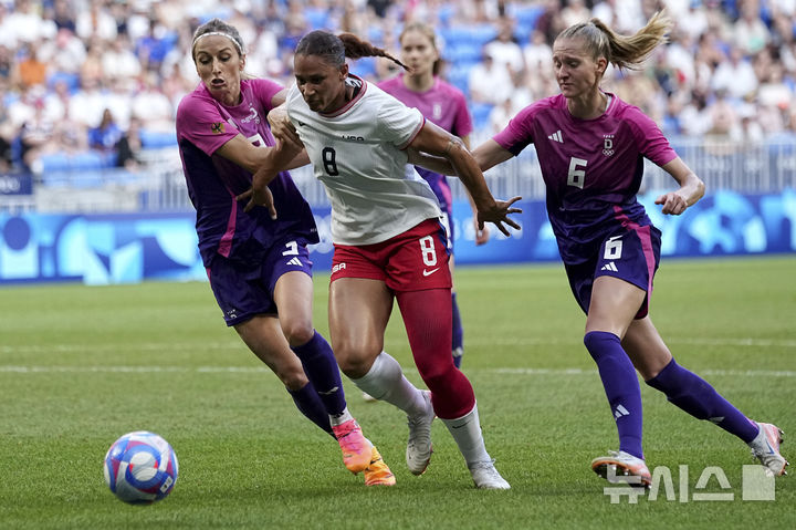 [리옹=AP/뉴시스] 7일(한국시각) 프랑스 리옹의 그루파마 스타디움에서 열린 '2024 파리올림픽' 여자 축구 준결승전에서 미국의 린 윌리엄스(가운데)가 독일의 카트린 헨드리히(왼쪽), 야니나 밍게와 볼 경합을 벌이고 있다. 2024.08.07.